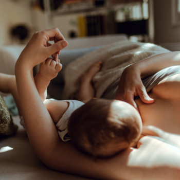 Qué significan los puntos blancos en el pecho de la mamá lactante