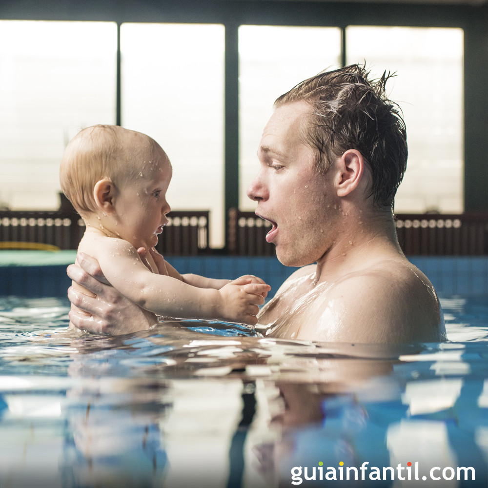 Verano con niños: 13 imprescindibles para una tarde de piscina con el bebé
