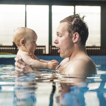 Cómo proteger y cuidar a tu bebé en la piscina