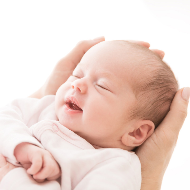 cuidar y prevenir problemas de cuello en bebés recién nacidos
