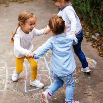 12 alegres juegos caseros para que tres niños se entretengan juntos