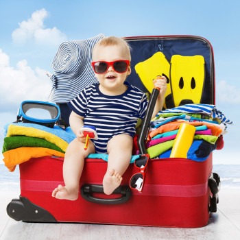 Qué llevar a la playa cuando vas con el bebé