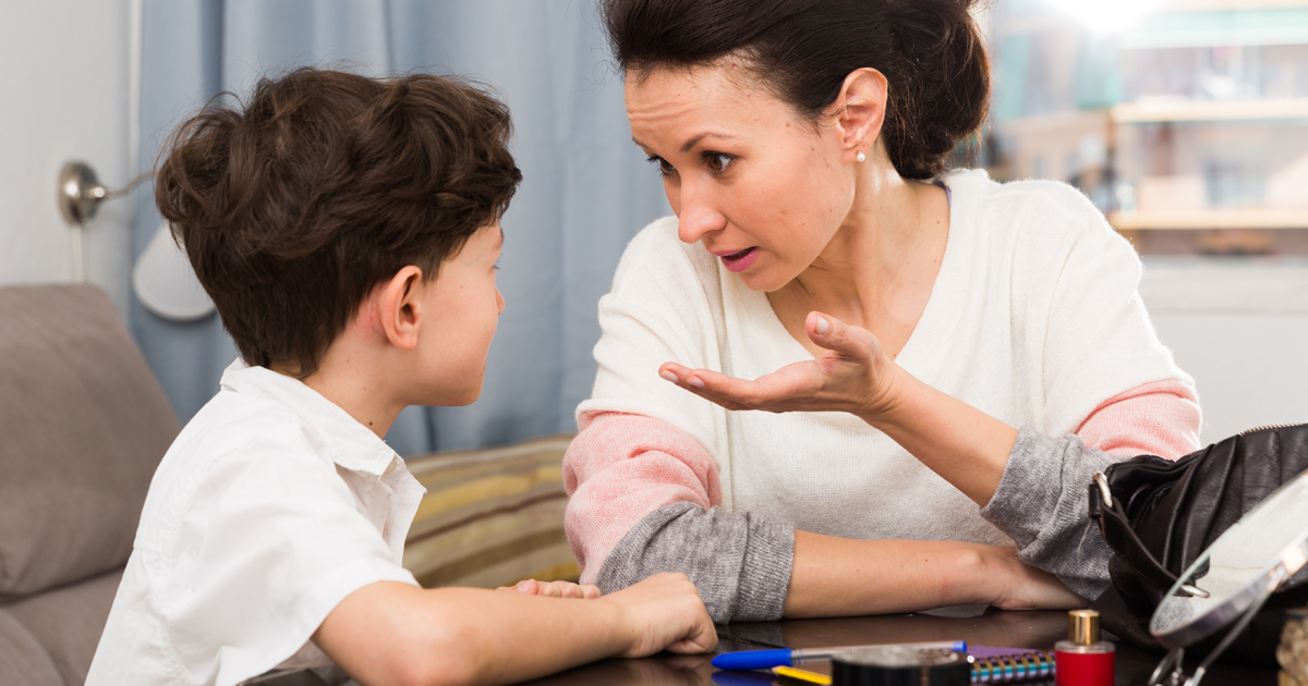 This parent. Сын и мать обсуждает. Ребенок с мамой обсуждают. Обсуждение мам. Справедливый родитель.