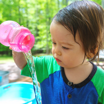 Las muchas destrezas que los niños desarrollan al jugar con el agua