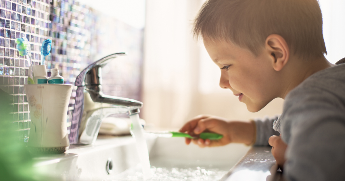 Jugar con agua es bueno para los niños