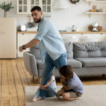 Qué hacer y decirles a tus hijos cuando no te apetece jugar con ellos