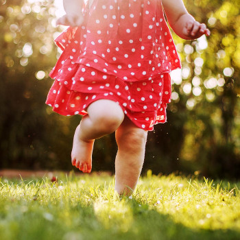 ¿Caminar descalzo y tomar helado es malo para los niños?