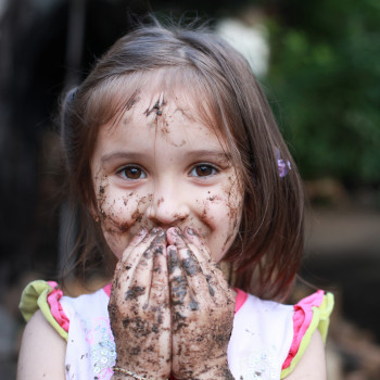 Jugar con barro hace que los niños sean más felices. Comprobado