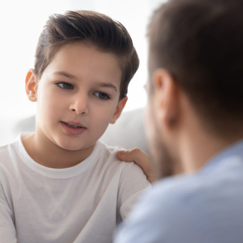 El error de los padres de reprimir o esconder emociones en los niños