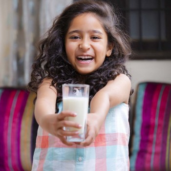 Leche de arroz o bebida de arroz. ¿Es buena o mala para los niños?