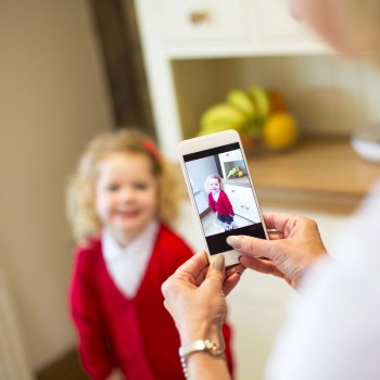 El peligro de compartir fotos de la vuelta al colegio de los niños
