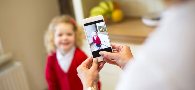 El peligro de compartir fotos de la vuelta al colegio de los niños