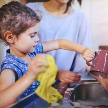 Un tour por la casa para enseñar a los niños a realizar las tareas domésticas