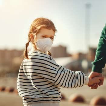 Cómo ayudar a los niños a que cumplan las reglas de protección de la Covid 19