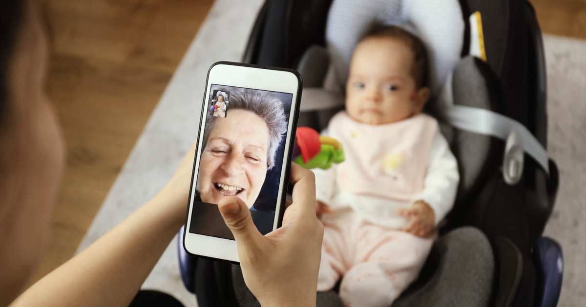 La abuela materna apoya a su hija