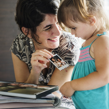 Recuerdos mágicos de sus hijos que guardan las madres y los padres