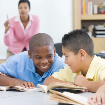 Niños muy habladores en clase