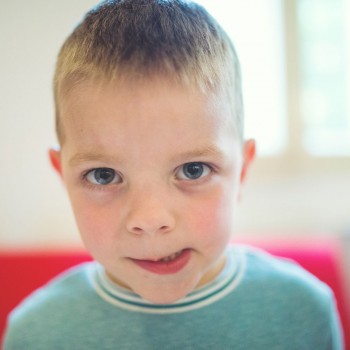 Niños muy consentidos que consiguen todo lo que desean