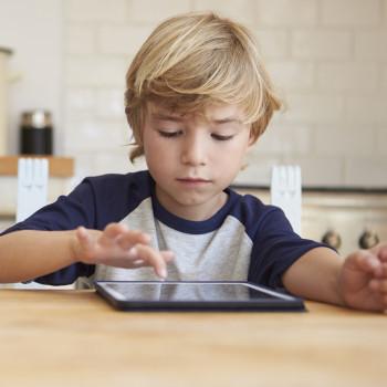 Efectos del móvil y la tablet en el cerebro y la atención de los niños