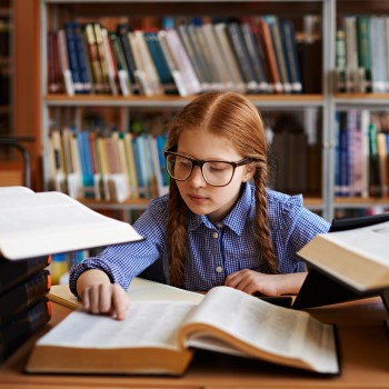 Por qué debes jugar con tu hijo a buscar palabras en el diccionario