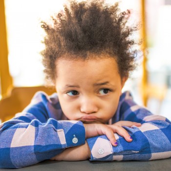 Enseñar a los niños a NO juzgar ni criticar repercute en su felicidad
