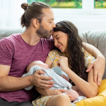 Poner el nombre del padre o madre al bebé puede afectarle negativamente
