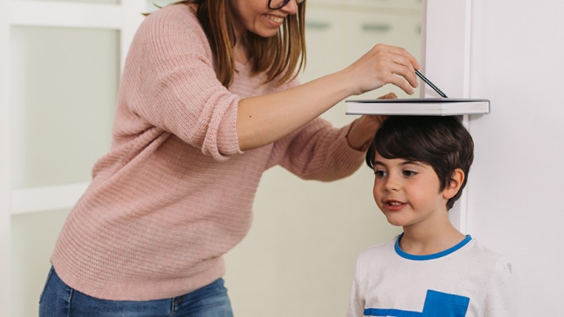 Cómo saber si mi hijo tiene el peso y altura correctos