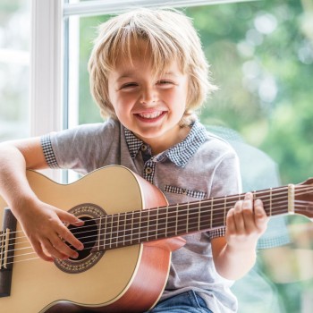 Beneficios de tocar la guitarra para los niños