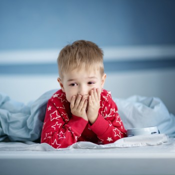 Bebés y niños que se mueven mucho al dormir. ¿Por qué sucede?