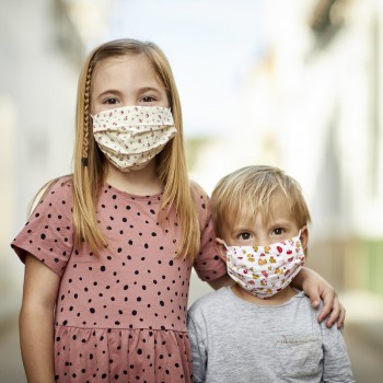Falsos riesgos de las mascarillas en niños que angustian a los padres