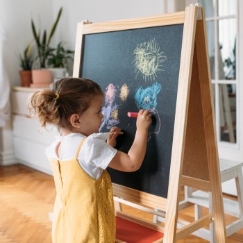 Por qué todos los niños deberían tener una pizarra en su casa