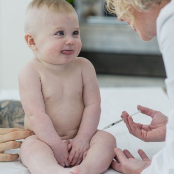 La vacuna triple vírica para bebés
