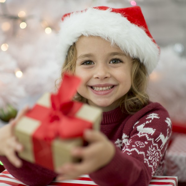 Guía para regalar a los niños según su edad (y acertar con el regalo)