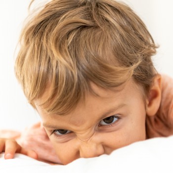 Niños con mal humor por no saber gestionar sus emociones. Cómo ayudarles