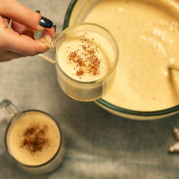 Ponche de huevo en taza