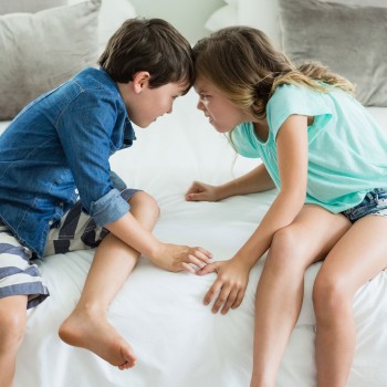 Pelear con un hermano mejora el desarrollo personal y emocional de los niños