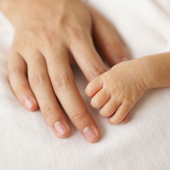 Un bebé prematuro se gradúa en cuidados intensivos en una emocionante ceremonia