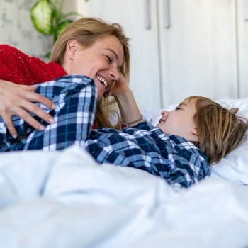 5 amorosas maneras de despertar a los niños sin tensión ni estrés
