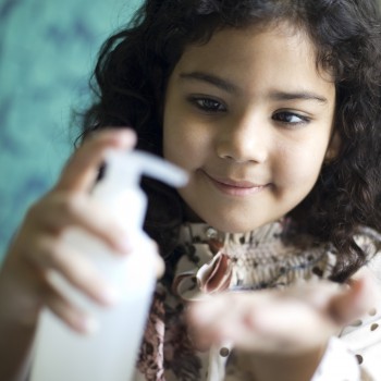 El peligro de los geles hidroalcohólicos para los ojos de los niños