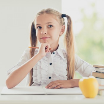 Niños que escriben con lápiz son más listos que los que usan ordenador, según un estudio