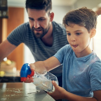 Practica el house working o reparto de tareas del hogar con los niños