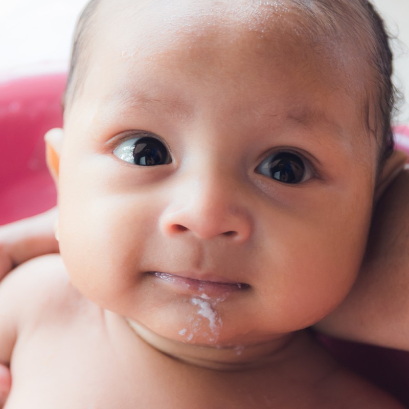 Cuando bebé vomita la leche de ¿Qué puede