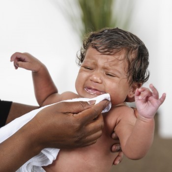 Qué dicen los distintos colores del vómito del bebé de su salud