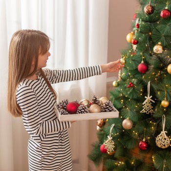 Cómo ordenar y guardar los adornos de Navidad en una casa con niños