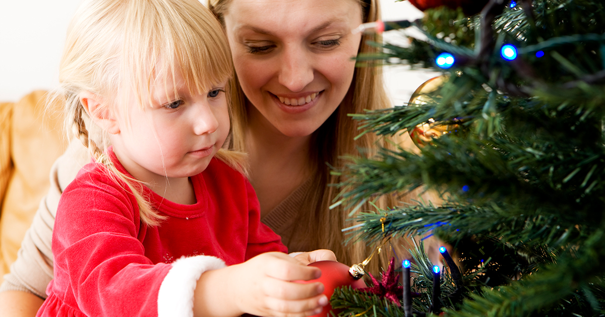Guardar la decoración navideña con niños