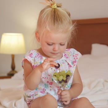 Cómo cortar las uvas de Nochevieja para evitar atragantamiento en los niños