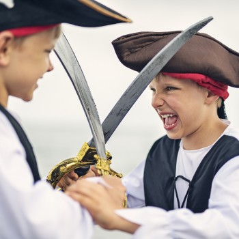 Lo que de verdad esconden los juegos de peleas en la infancia