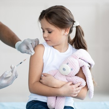 Calendario de vacunas 2023 para niños en España. Vacunación por edades