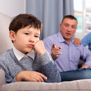 Padres autoritarios con sus hijos