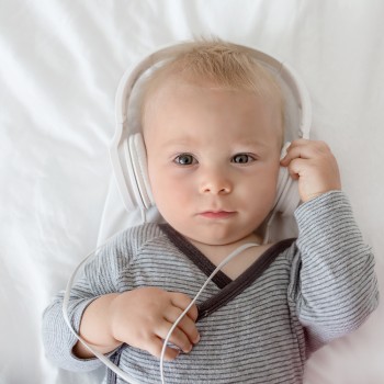 Nombres de bebés inspirados en canciones para padres que aman la música